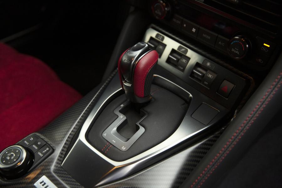 Детали интерьера Nissan GT-R Nismo (R35) 2016 года  (WW) (фото 23 из 41)